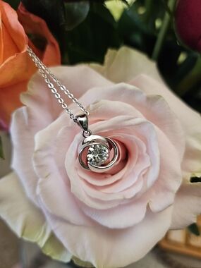 Sterling Silver Twisted Halo Pendant Necklace with Clear 1ct Moissanite